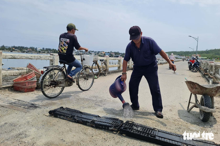 Mặt cầu đầy những lỗ thủng, được ông lão tốt bụng tên Bảy Hiệp vá lại