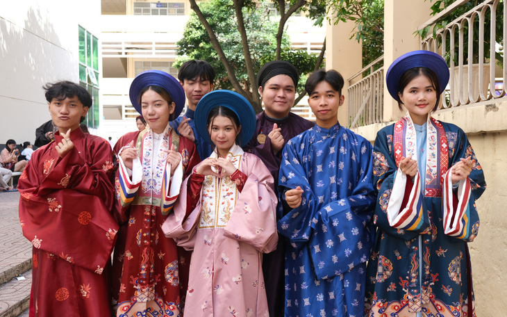 Sinh viên TP.HCM thích thú với trang phục xưa của người Việt