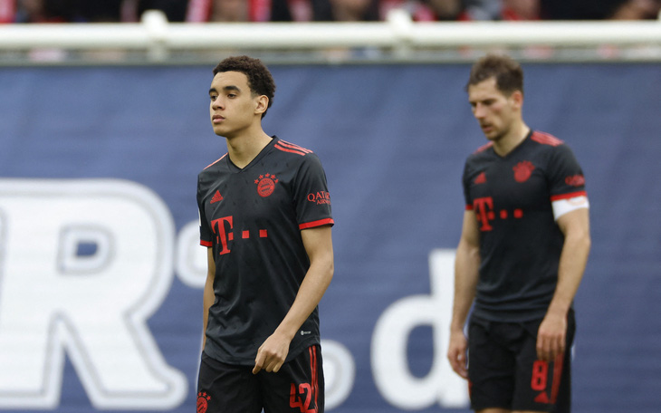 Tiếp tục khủng hoảng, Bayern bị Dortmund soán ngôi