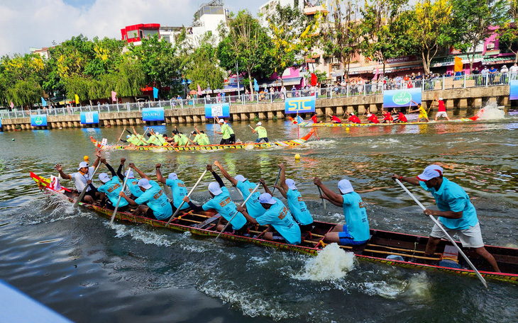 Đua ghe ngo ở TP.HCM: Người dân cổ vũ náo nhiệt bên bờ kênh Nhiêu Lộc  - Ảnh 12.