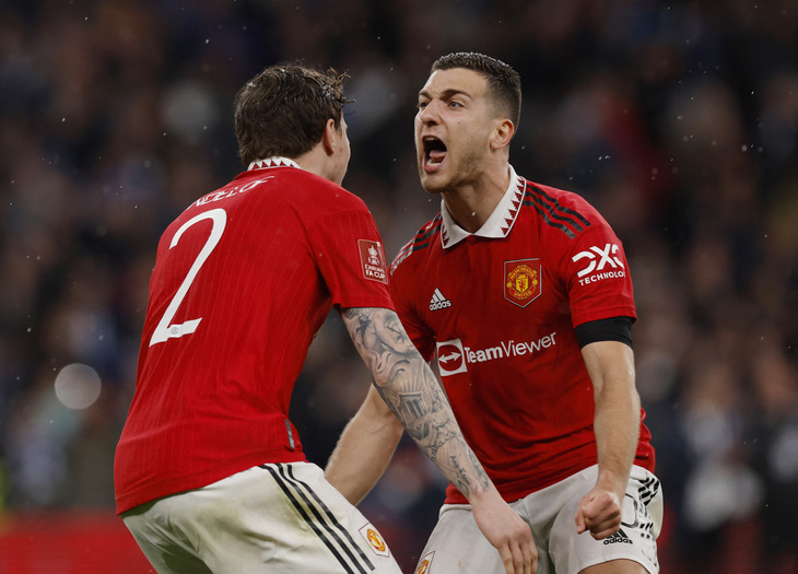Niềm vui của các cầu thủ Man United sau khi đánh bại Brighton ở loạt sút luân lưu - Ảnh: REUTERS