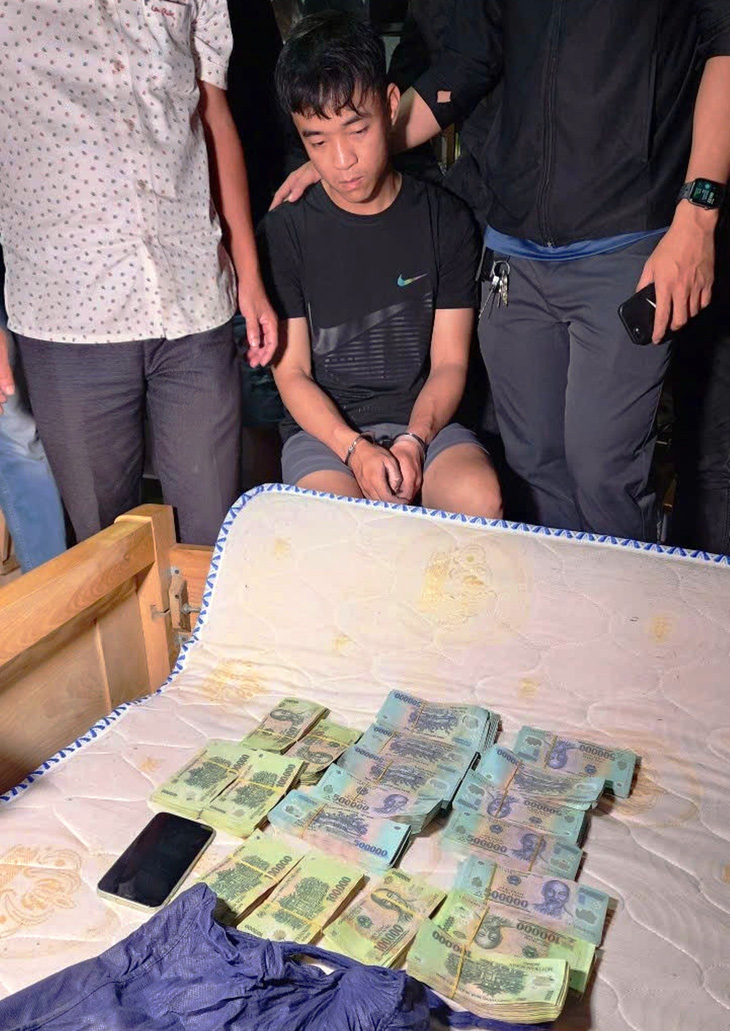 Cướp ngân hàng ở Đà Nẵng: Nghi phạm dùng súng nhựa, roi điện, che mặt - Ảnh 4.