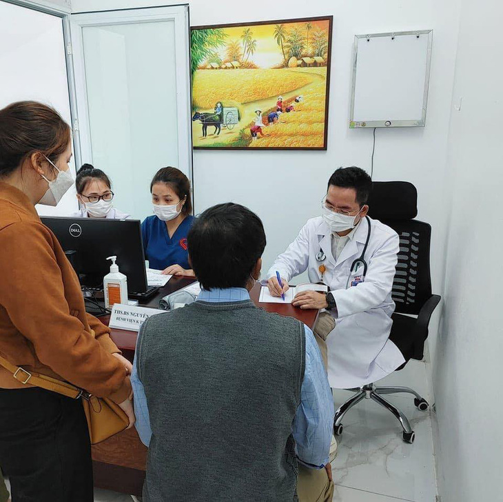 Bác sĩ Nguyễn Văn Hải thăm khám cho bệnh nhân