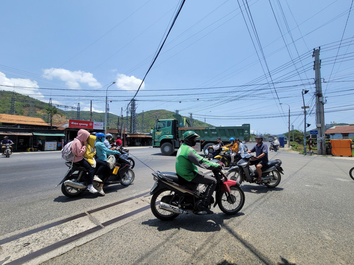 Nha Trang: Người dân bất an khi băng qua quốc lộ 1 không có đèn tín hiệu - Ảnh 1.