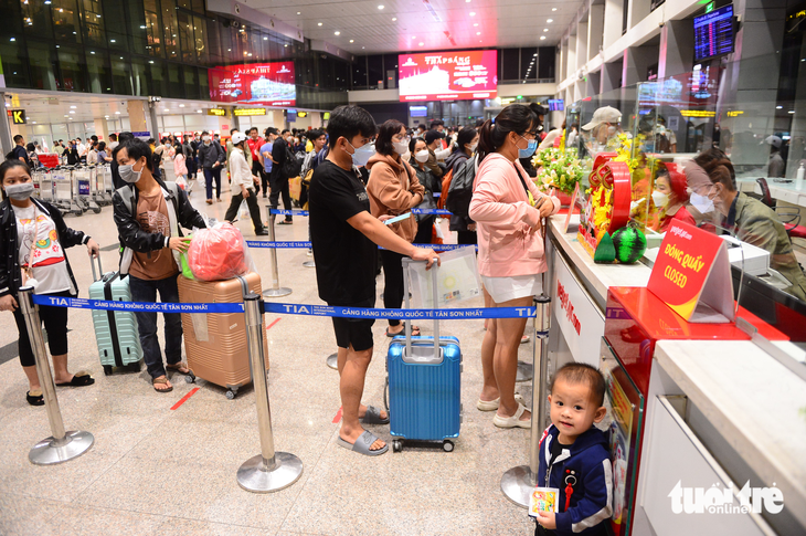 Hành khách mua vé máy bay tại sân bay Tân Sơn Nhất, TP.HCM - Ảnh: QUANG ĐỊNH