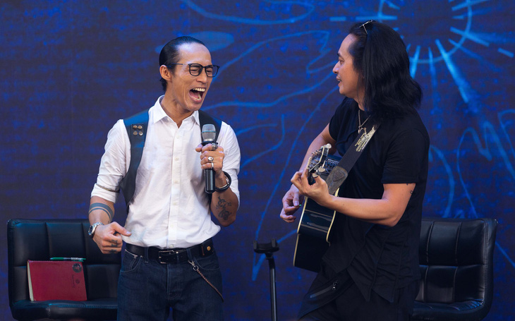 Trần Tuấn Hùng (phải) và Phạm Anh Khoa biểu diễn trong buổi ra mắt album Cân bằng tại Hà Nội - Ảnh: DU NGUYỄN