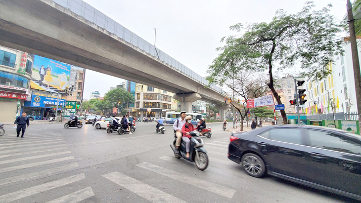 Nhiều người không đội mũ bảo hiểm, thản nhiên vượt đèn đỏ ở ngã tư Yên Lãng - Ảnh: TÂM LÊ