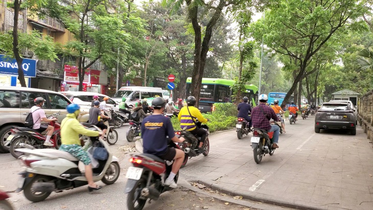 Người chạy xe tràn lên vỉa hè đường Huỳnh Thúc Kháng (Hà Nội) - Ảnh Tâm Lê