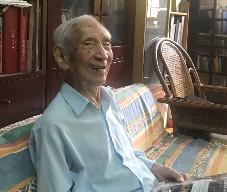 Cụ Nguyễn Đình Đầu và nụ cười 104 tuổi - Ảnh: TRẦN NGỌC SINH