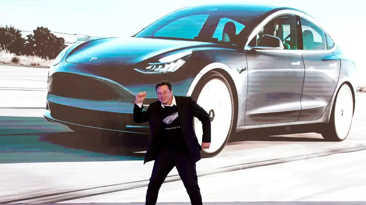Vì sao Elon Musk vẫn chơi bài giảm giá xe điện Tesla? - Ảnh 2.