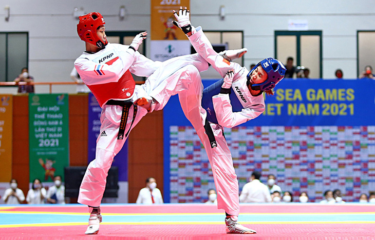 Kim Tuyền (phải) trong trận chung kết thắng võ sĩ Thái Lan ở SEA Games 31 - Ảnh: HOÀNG TÙNG