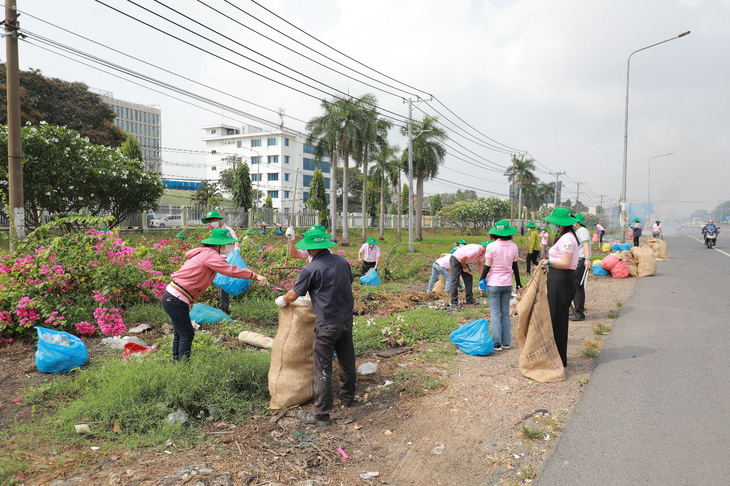 Nhân viên CPV tại Đồng Nai dọn rác hưởng ứng sự kiện Ngày Trái Đất