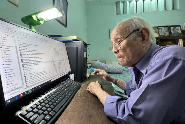 Nhạc sĩ Trương Quang Lục vẫn say mê viết nhạc, thành thạo công nghệ ở tuổi 90 - Ảnh: YẾN TRINH