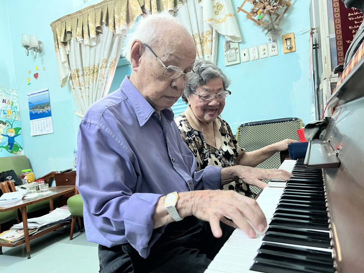 Vợ chồng nhạc sĩ Trương Quang Lục với tình yêu đậm sâu cùng năm tháng - Ảnh: YẾN TRINH