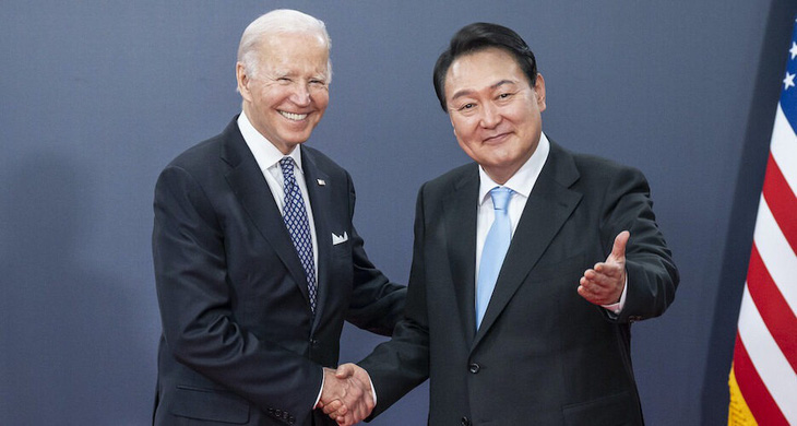 Tổng thống Biden (trái) và Tổng thống Yoon trong một lần gặp nhau - Ảnh: WHITE HOUSE