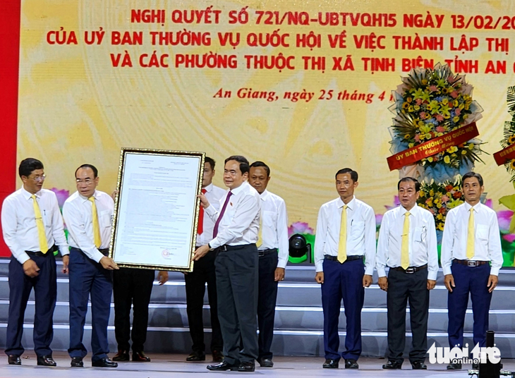 Công bố quyết định thành lập thị xã Tịnh Biên - Ảnh 2.