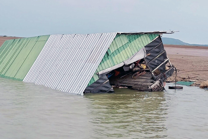 Mưa lốc đánh chìm bè cá, dân khóc ròng nhìn cá thoát ra hồ Trị An - Ảnh 1.