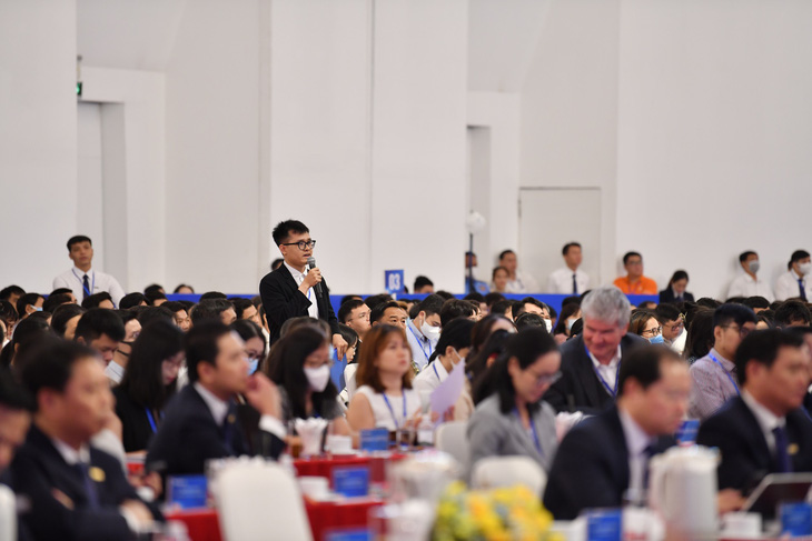 Cổ đông đặt câu hỏi tại tại Đại hội cổ đông thường niên 2023 - Ảnh: Sacombank