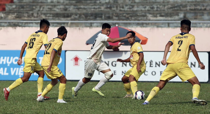 Cầu thủ U19 Viettel tát cầu thủ U19 Hoàng Anh Gia Lai, bị đuổi khỏi sân - Ảnh 1.