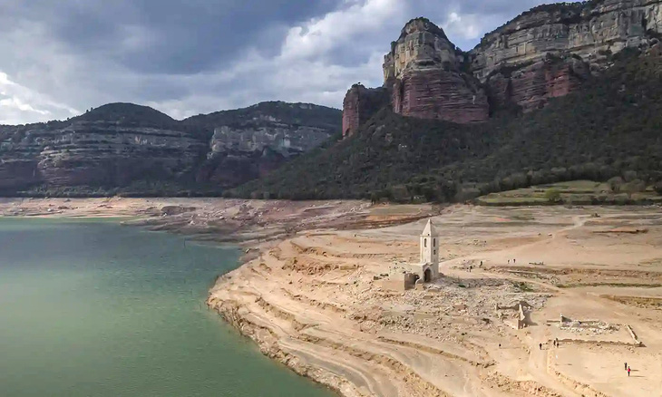 Mực nước tại hồ chứa giảm đến mức làm lộ hoàn toàn nhà thờ cổ Sant Romà de Sau (từ thế kỷ 11) tại vùng Catalonia, Tây Ban Nha vào ngày 7-4 Ảnh: ANADOLU AGENCY