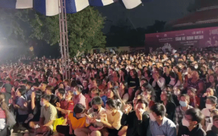 2.000 dân làng chiếu hào hứng xem Lật mặt 6