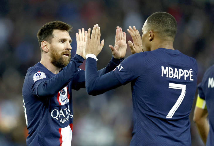 Messi (trái) không hạnh phúc ở PSG - Ảnh: Reuters