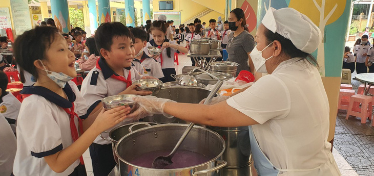 Học sinh Trường tiểu học Nguyễn Bỉnh Khiêm, quận 1 trong giờ ăn trưa bán trú - Ảnh: H.HG.