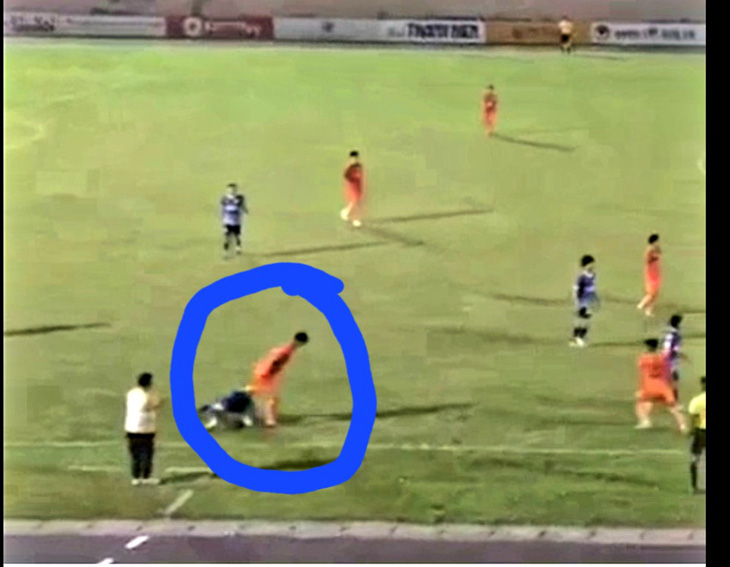Tình huống cầu thủ U19 SHB Đà Nẵng (áo cam) dùng chân đạp vào đầu cầu thủ U19 Tây Ninh - Ảnh: Chụp từ clip