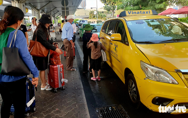Hành khách đi taxi sân bay Tân Sơn Nhất 