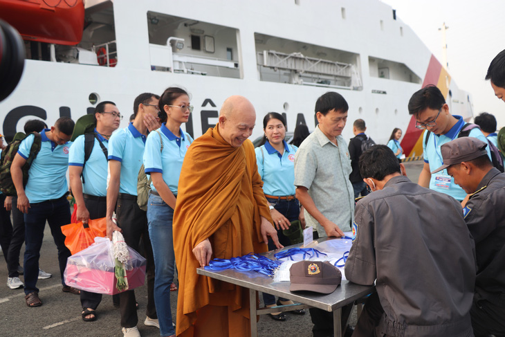 160 đại biểu TP.HCM ra thăm Trường Sa - Ảnh 2.