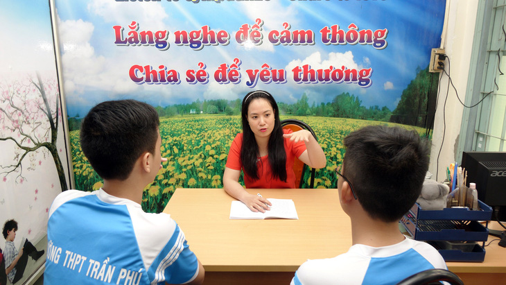 Giáo viên đang chia sẻ với học sinh tại phòng tư vấn tâm lý Trường THPT Trần Phú (Q.Tân Phú, TP.HCM) - Ảnh: NHƯ HÙNG
