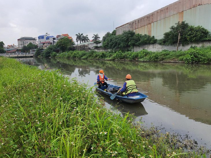 La Vie phối hợp với các đơn vị liên quan để dọn rác hàng ngày tại lòng kênh trạm bơm Như Quỳnh.