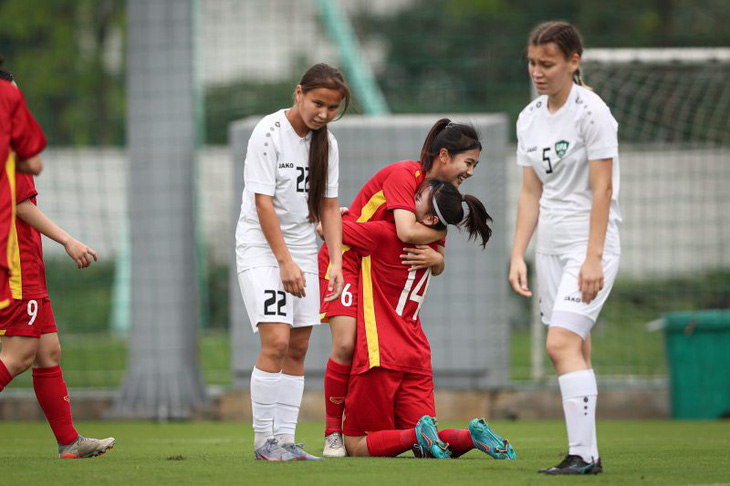 U17 nữ Việt Nam thắng 3-0, đi tiếp tại vòng loại Giải U17 nữ châu Á 2024 - Ảnh 1.