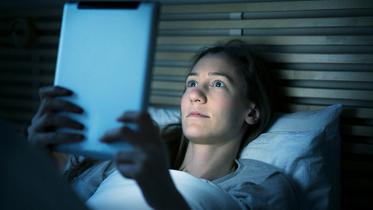 Việc tiếp xúc với ánh sáng khi đêm muộn, hoạt động thể chất nặng, căng thẳng và uống caffein đều có thể ảnh hưởng đến chất lượng giấc ngủ và gây đau đầu - Ảnh: PCMAX