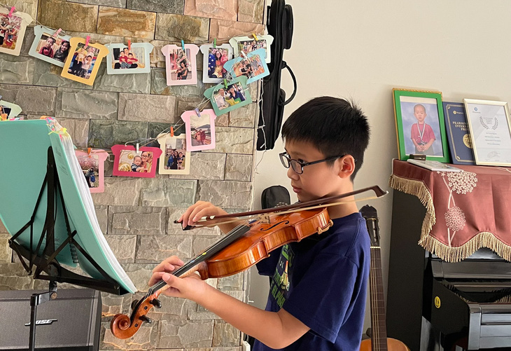 Chơi đàn violon là một trong những sở thích của em Bùi Trọng Nguyên