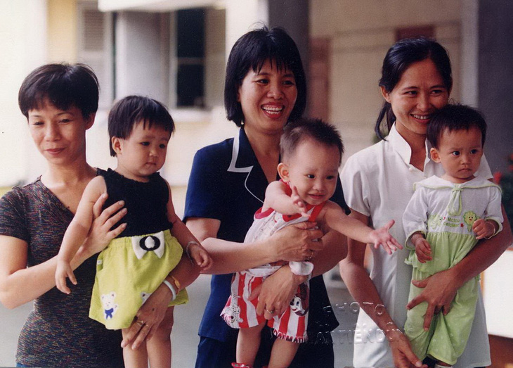 Ba cháu đầu tiên ra đời bằng phương pháp thụ tinh trong ống nghiệm: (từ trái sang) Phạm Tường Lan Thy, Mai Quốc Bảo và Lưu Tuyết Trân trong ngày kỷ niệm một năm chào đời 30-4-1999 - Ảnh: T.T.D.