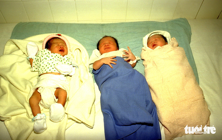Từ trái sang: các bé Lưu Tuyết Trân, Mai Quốc Bảo và Phạm Tường Lan Thy trong ngày chào đời 30-4-1998 - Ảnh: T.T.D.