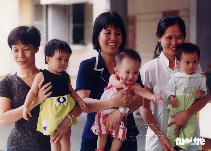 Ba cháu đầu tiên ra đời bằng phương pháp thụ tinh trong ống nghiệm: (từ trái sang) Phạm Tường Lan Thy, Mai Quốc Bảo và Lưu Tuyết Trân trong ngày kỷ niệm một năm chào đời 30-4-1999 - Ảnh: T.T.D.