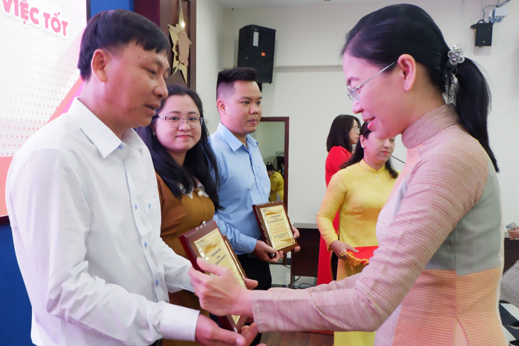 Bí thư Thành Đoàn TP.HCM Phan Thị Thanh Phương trao khen thưởng cho các tập thể, cá nhân điển hình nhân rộng gương người tốt việc tốt - Ảnh: K.ANH