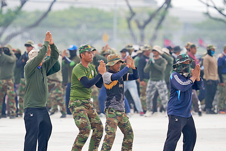 Quân đội thuộc lực lượng cảnh vệ của Campuchia được điều động tham gia biểu diễn phục vụ và bảo vệ SEA Games - Ảnh: TIẾN TRÌNH