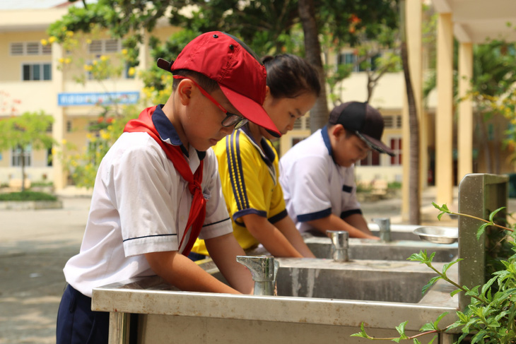 Các em học sinh thoải mái dùng nguồn nước sạch để rửa tay, vệ sinh