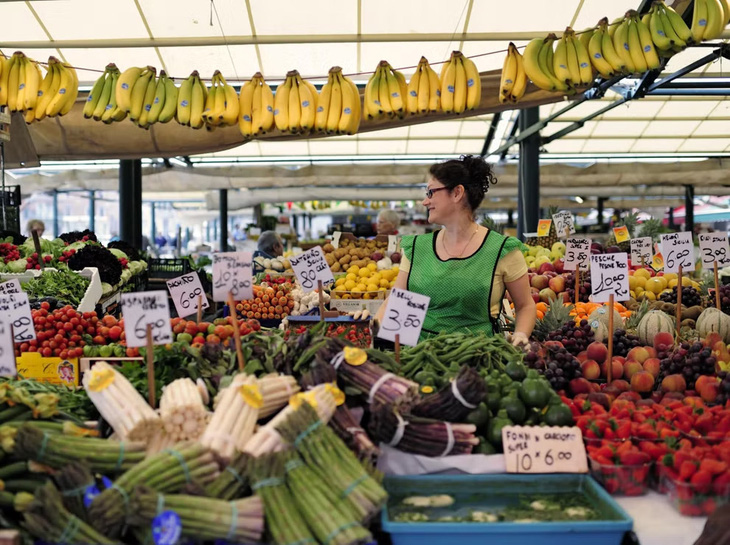 Trái cây và rau quả được bày bán tại một khu chợ ở Turin, Italy. Ảnh minh họa. Nguồn: independent.co.uk