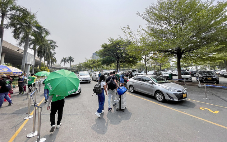 Đổi chỗ đón xe công nghệ ở Tân Sơn Nhất, khó khăn cho dân lẫn tài xế