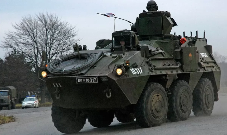 20 xe bọc thép chở quân được chuyển bí mật vào Ukraine - Ảnh 1.