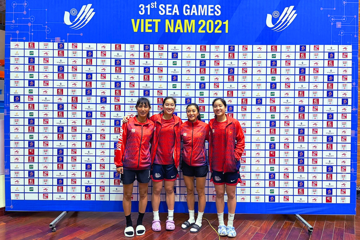 Trần Thị Anh Đào (thứ ba từ trái sang) và tuyển bóng rổ nữ tại SEA Games 31 - Ảnh: VBA