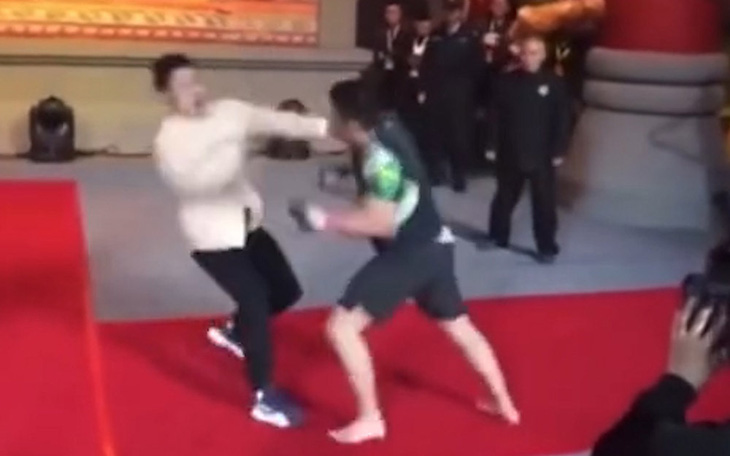 Võ sư Vịnh Xuân Quyền bị võ sĩ MMA đánh lên bờ xuống ruộng
