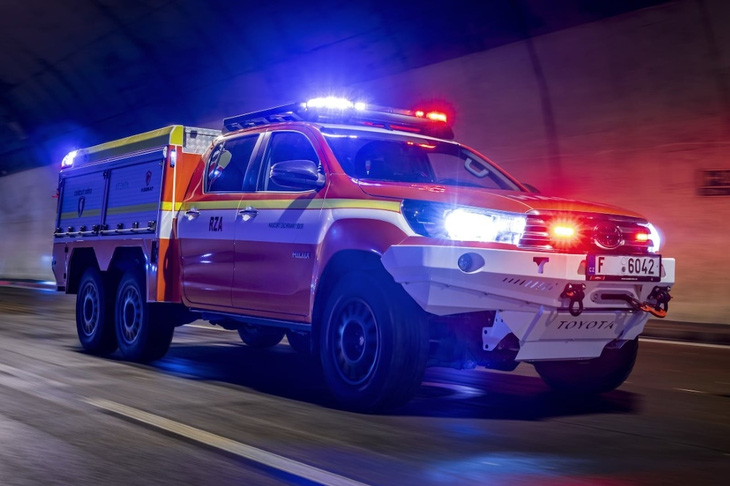 Độ Toyota Hilux thành xe cứu hỏa dập cháy ô tô điện - Ảnh 1.
