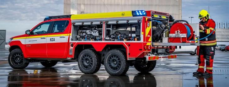 Độ Toyota Hilux thành xe cứu hỏa dập cháy ô tô điện - Ảnh 3.