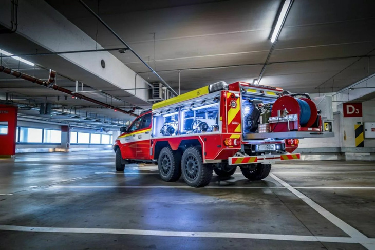 Độ Toyota Hilux thành xe cứu hỏa dập cháy ô tô điện - Ảnh 5.