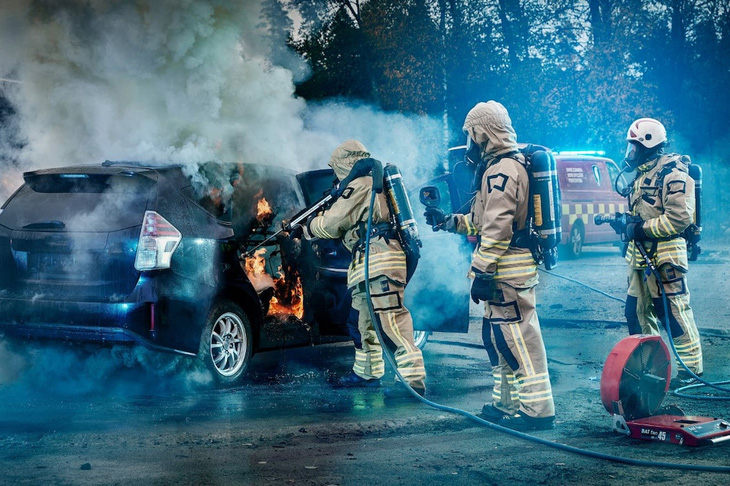 Độ Toyota Hilux thành xe cứu hỏa dập cháy ô tô điện - Ảnh 4.